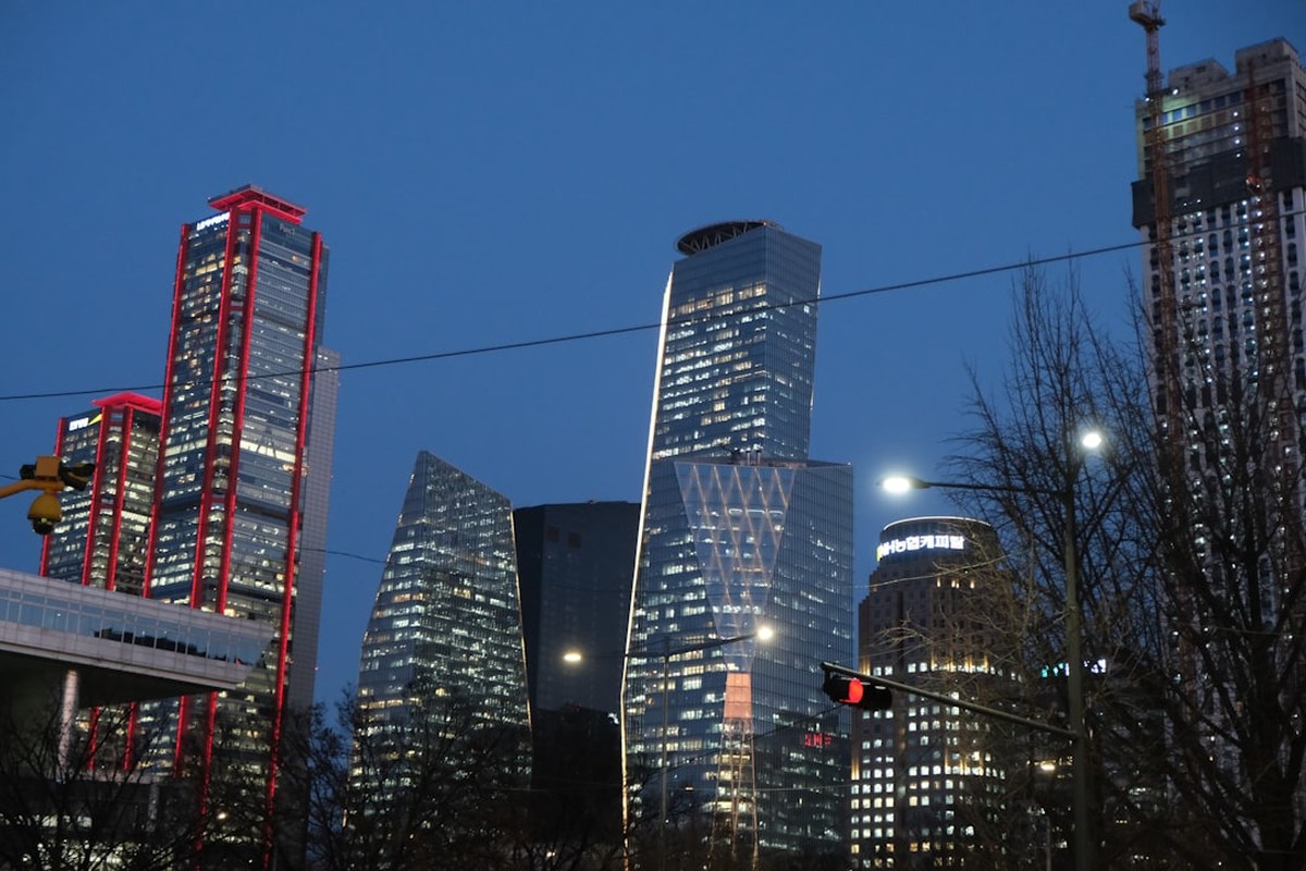 🏠 서울 정비사업 '진흙탕' 수주전: 압구정·성수 등 '출혈 경쟁' 심화 ⚠️ - 이미지 1