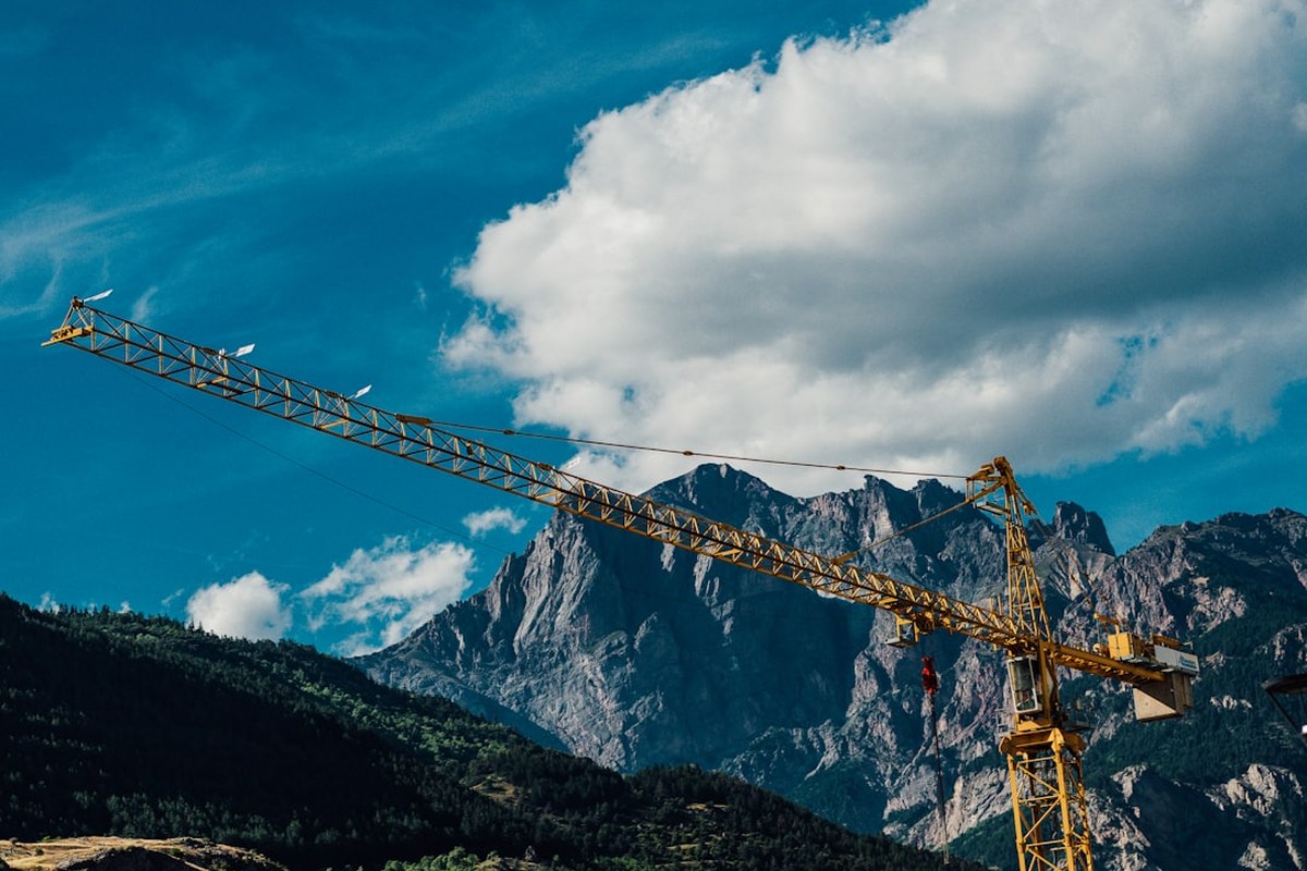 🏗️ 5월 건설 현장 '초비상'! 중동발 자재값 폭등, 공사 중단 위기? 🚨 - 이미지 3