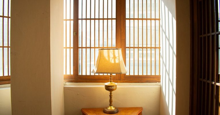 2030, '얼죽신' 포기하고 40년 구축 아파트 택하는 이유? 몸테크 투자 열풍! ✅