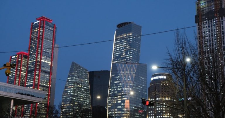 2030 '몸테크' 열풍! 15억 미만 재건축 아파트, 40년 된 집이 뜬다? 🏠💡