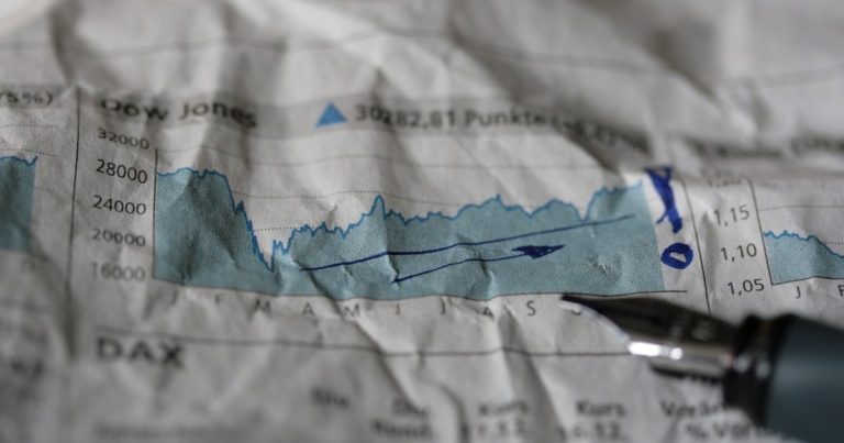 01%p 금리 인하, '커피 한 잔 값'의 허탈함: 은행 가산금리 꼼수? 🏠💸